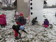 Hrajeme si se sněhem a pomáháme